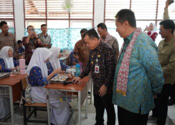 Gubernur Al Haris Dampingi Wamen PAN-RB Tinjau Pelaksanaan MBG di SMAN 10 Kota Jambi