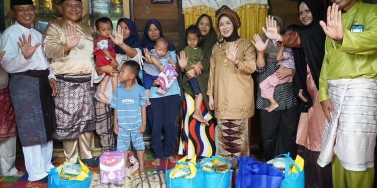 Hj. Hesti Haris Serahkan Kursi Roda dan Dampingi Terapi Pengobatan Warga Tunas Mudo Muaro Jambi