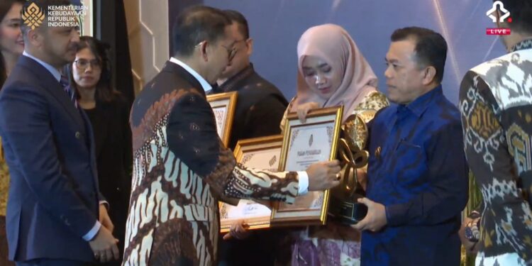 Gubernur Al Haris Terima Penghargaan “Pemerintah Daerah Terbaik” dari Kementerian Kebudayaan