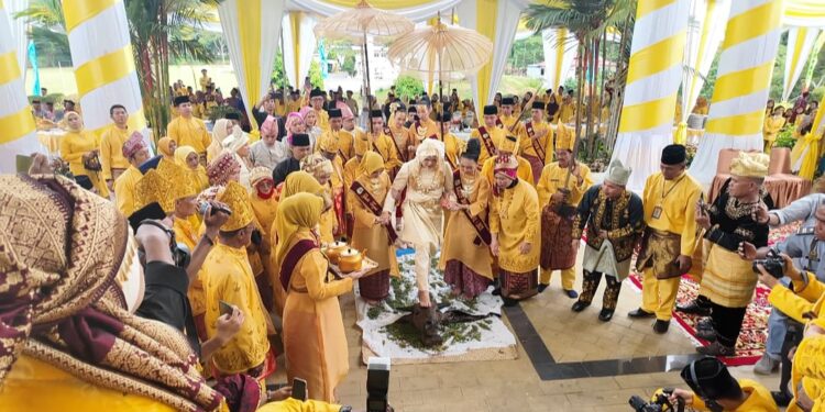 Hj. Hesti Haris Saksikan Penganugerahan Gelar Adat kepada Bupati Tanjung Jabung Timur