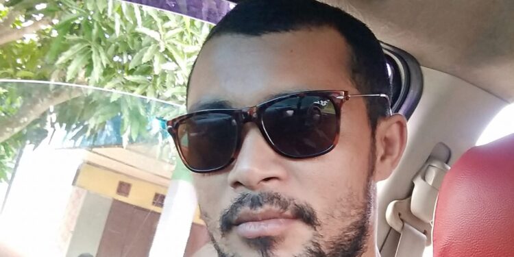 Pemuda Kritisi Kondisi Bahu Jalan Penuh Tambal Sulam di depan Kantor Gubernur