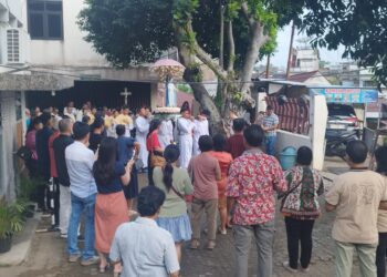 Ratusan Umat Katolik Paroki St Teresia Jambi Ikuti Perarakan Bunda Maria