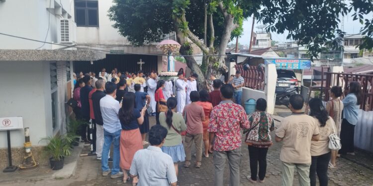Ratusan Umat Katolik Paroki St Teresia Jambi Ikuti Perarakan Bunda Maria